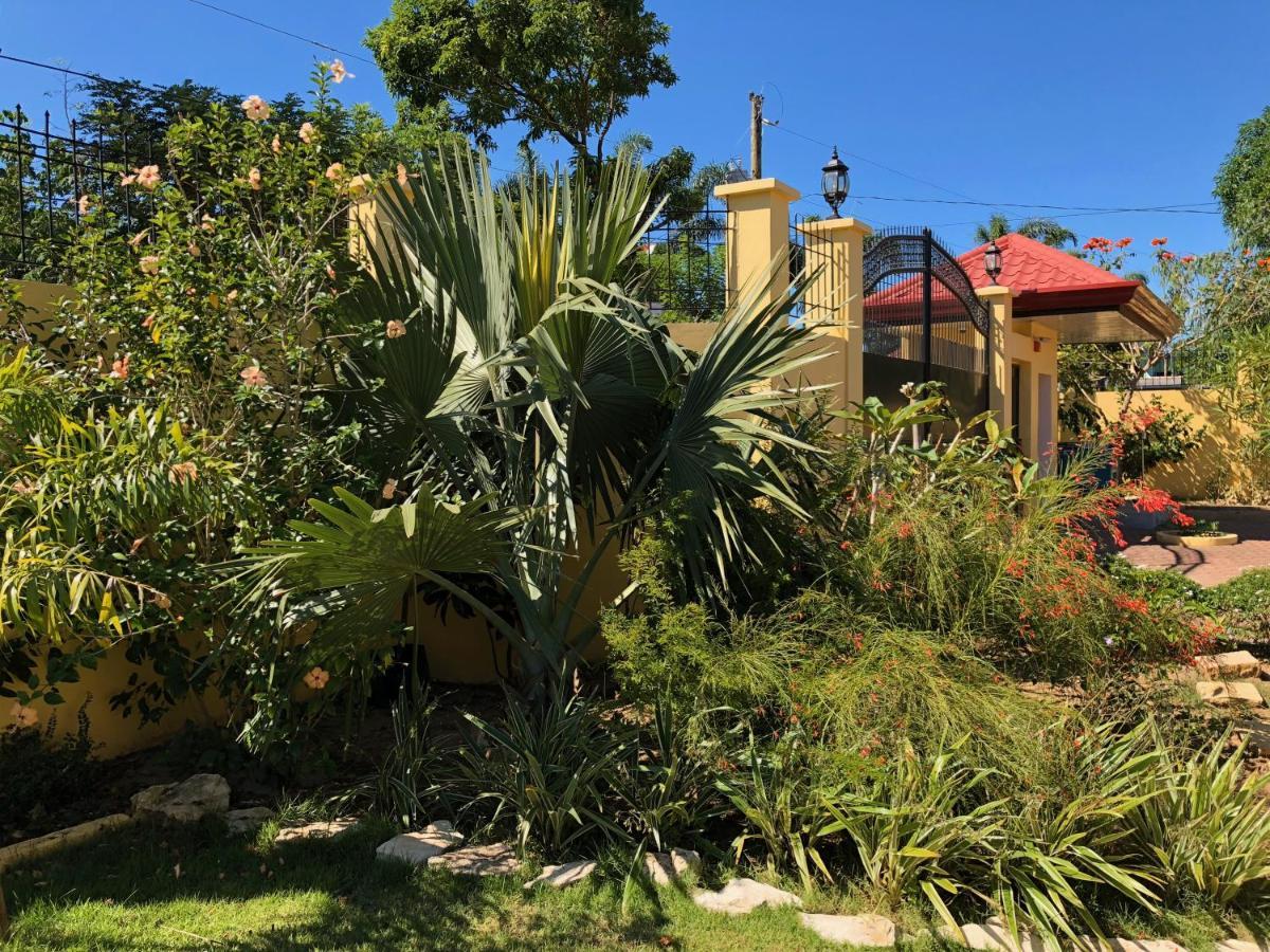 Strutz Art Garden Resort Bangued Exterior photo