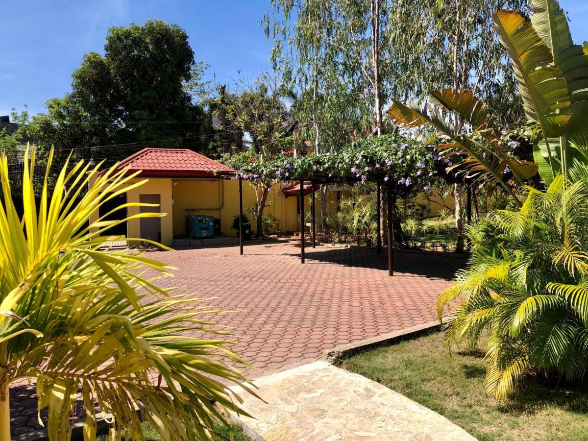 Strutz Art Garden Resort Bangued Exterior photo
